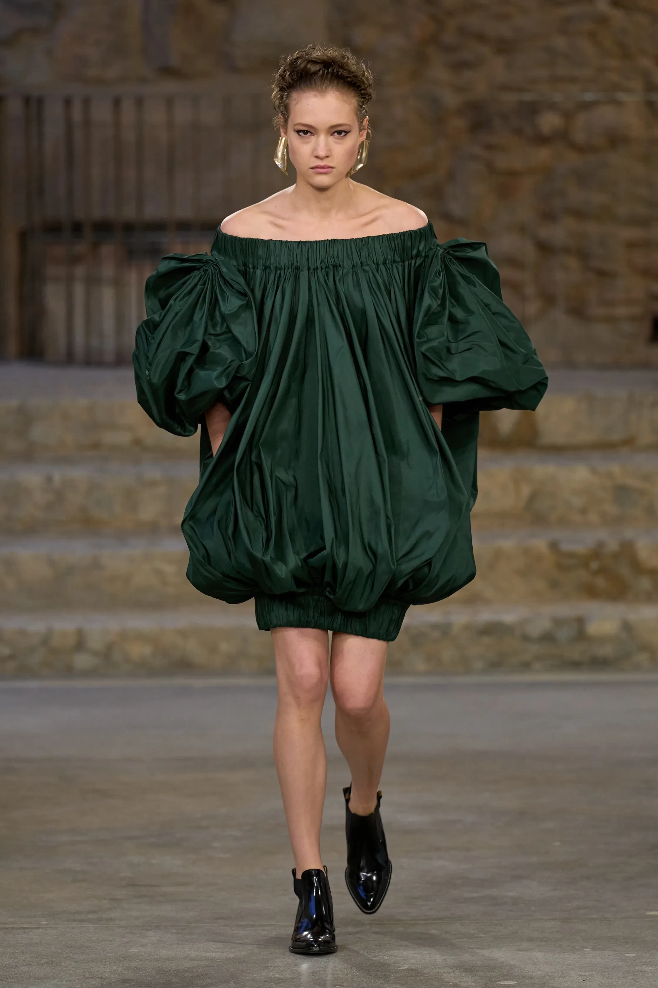 00049-louis-vuitton-resort-2025-credit-gorunway.webp